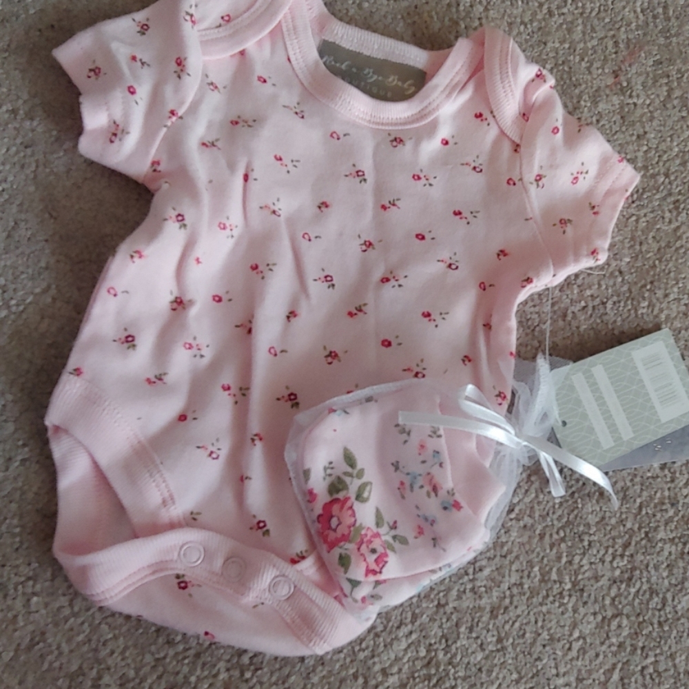 Baby bodysuit with mitts
